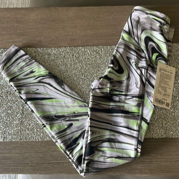 Lululemon Swift Speed High-Rise Tight 28" size 4 NWT
Paint Glide Warp Multi - Picture 2 of 4